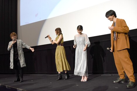 高杉真宙（右端）にアピールをする内田雄馬（左端）。