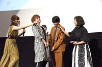 内田雄馬（中央左）をお姫様抱っこしようとする高杉真宙（中央右）。