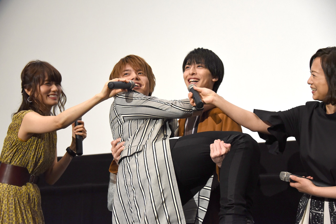 「キミスイ」高杉真宙が「大好きな作品」と涙、内田雄馬のお姫様抱っこにも挑戦