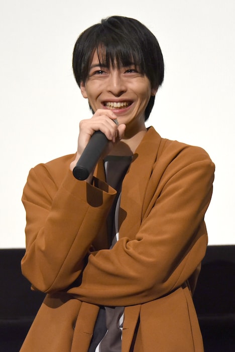 涙をこらえながら挨拶をする高杉真宙。