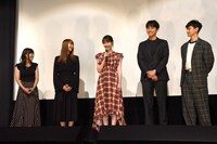 「寝ても覚めても」初日舞台挨拶の様子。