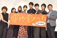 「寝ても覚めても」初日舞台挨拶の様子。左から柴崎友香、伊藤沙莉、山下リオ、唐田えりか、東出昌大、瀬戸康史、渡辺大知、濱口竜介。