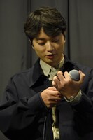 マイクのスイッチを入れる染谷将太。