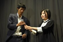 山本亜依（右）からマイクを受け取る柴田貴哉（左）。
