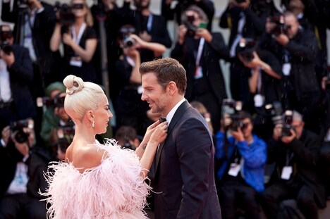 左からレディー・ガガ、ブラッドリー・クーパー。