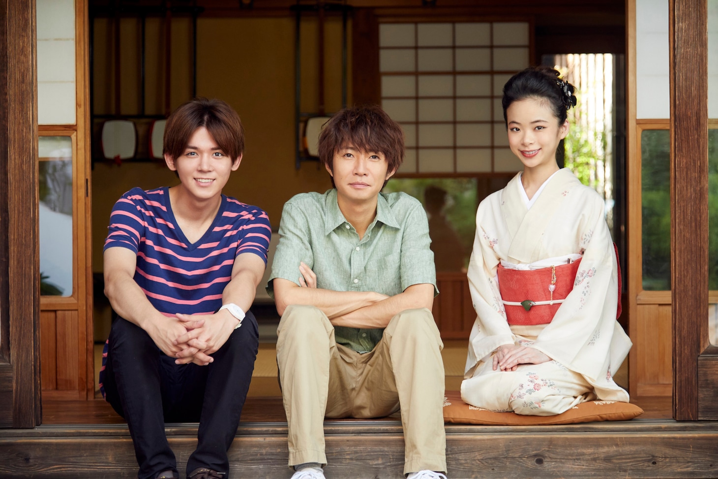 左から堀川広樹役の小瀧望、高円寺達也役の相葉雅紀、すず芽役の趣里。