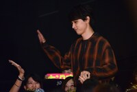 観客とハイタッチをしながら入場する吉沢亮。