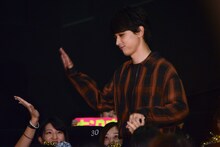 観客とハイタッチをしながら入場する吉沢亮。