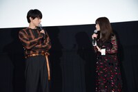 左から吉沢亮、橋本環奈。