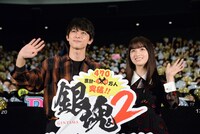 左から吉沢亮、橋本環奈。