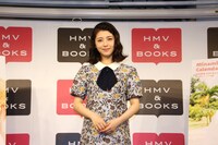 「浜辺美波 2019カレンダーブック」発売記念イベントの様子。