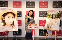 「浜辺美波 2019カレンダーブック」発売記念イベントの様子。