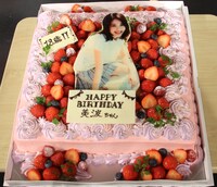 浜辺美波に贈られたサプライズケーキ。