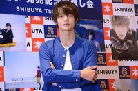 腕を組む窪田正孝。