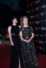 左から桜庭ななみ、リー・シュアン。