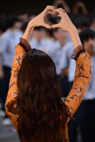 体育館の後方にいる男子へハートマークを送る中条あやみ。