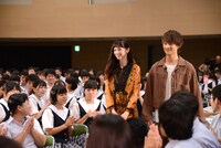 体育館の後方からサプライズ登場した中条あやみ（左）と佐野勇斗（右）。