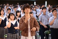 全校生徒約440人と“3D彼女ダンス”を踊る佐野勇斗。