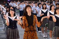 全校生徒約440人と“3D彼女ダンス”を踊る中条あやみ。