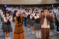 全校生徒約440人と“3D彼女ダンス”を踊る中条あやみ（左）と佐野勇斗（右）。