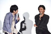 貯金額をたずねようと、木村拓哉(右)の顔をのぞき込む二宮和也(左)。