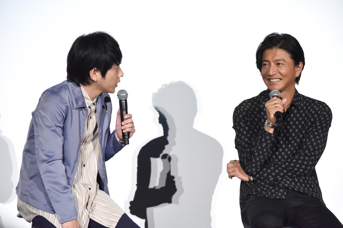 貯金額をたずねようと、木村拓哉（右）の顔をのぞき込む二宮和也（左）。