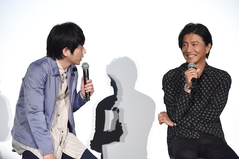 貯金額をたずねようと、木村拓哉(右)の顔をのぞき込む二宮和也(左)。