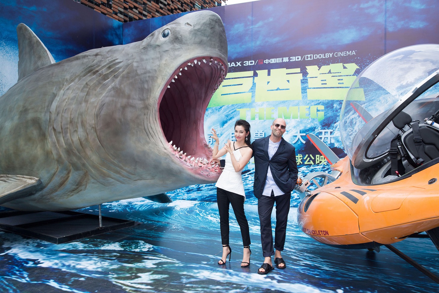 6月25日に中国で開催された上海国際映画祭の様子。左からMEGの模型、リー・ビンビン、ジェイソン・ステイサム、潜水艇・グライダー。
