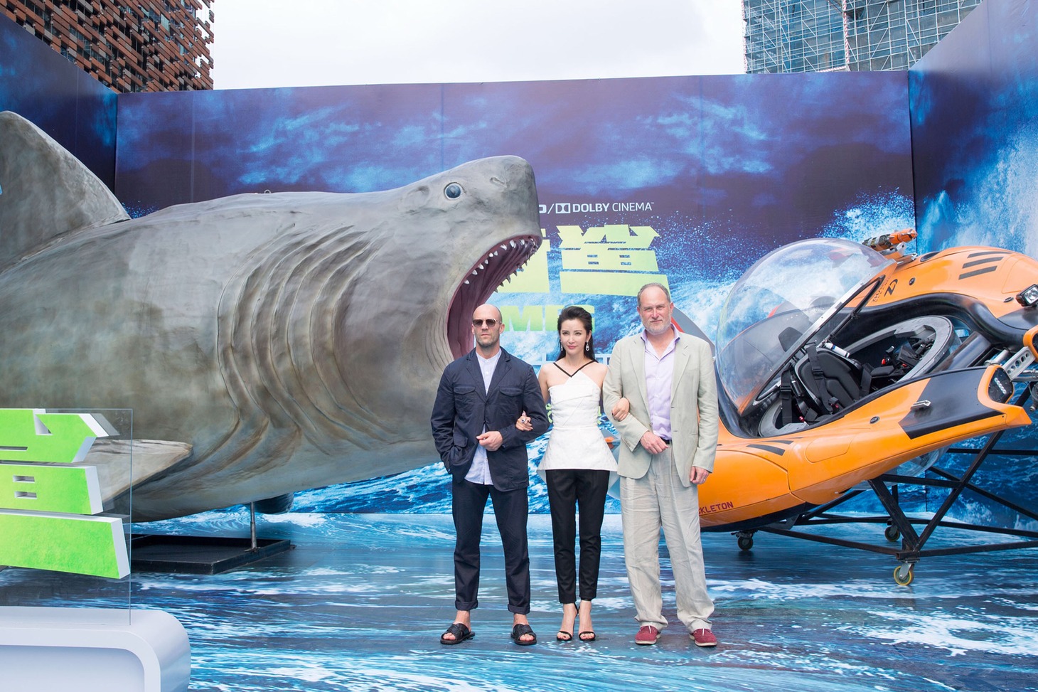 6月25日に中国で開催された上海国際映画祭の様子。左からMEGの模型、リー・ビンビン、ジェイソン・ステイサム、ジョン・タートルトーブ、潜水艇・グライダー。