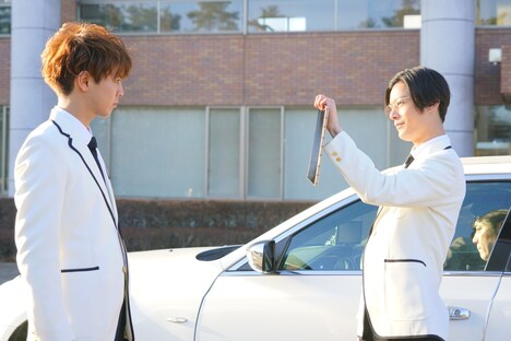 「PRINCE OF LEGEND」より、片寄涼太演じる朱雀奏（左）と塩野瑛久演じる久遠誠一郎（右）。