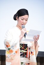 樹木希林の手紙を代読する黒木華。
