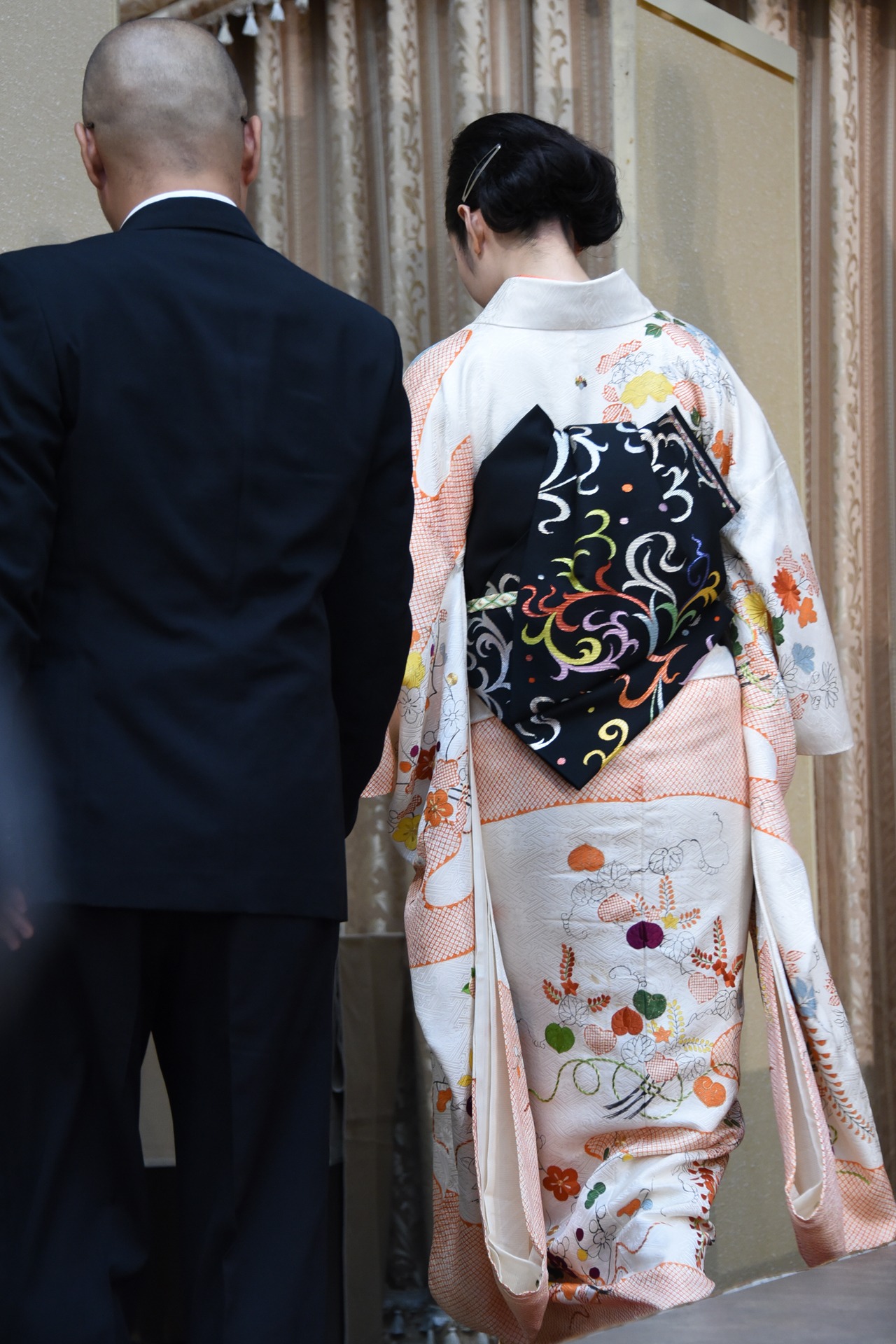 黒木華の後ろ姿（右）。