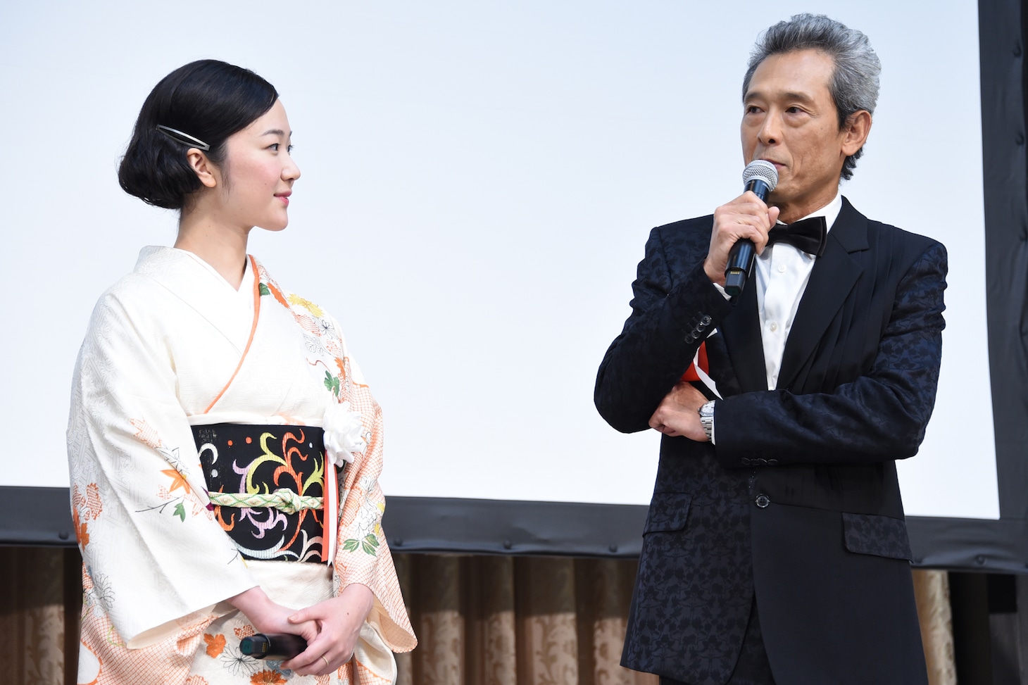左から黒木華、鶴見辰吾。