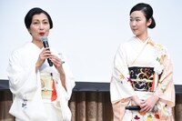 左から鶴田真由、黒木華。