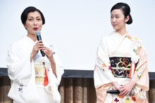 左から鶴田真由、黒木華。