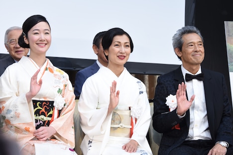 左から黒木華、鶴田真由、鶴見辰吾。