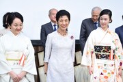 左から森下典子、高円宮久子妃殿下、黒木華。