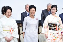 左から森下典子、高円宮久子妃殿下、黒木華。