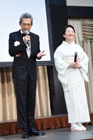 左から鶴見辰吾、森下典子。