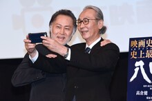 Instagramに載せる写真を撮影する木村大作（右）と北大路欣也（左）。