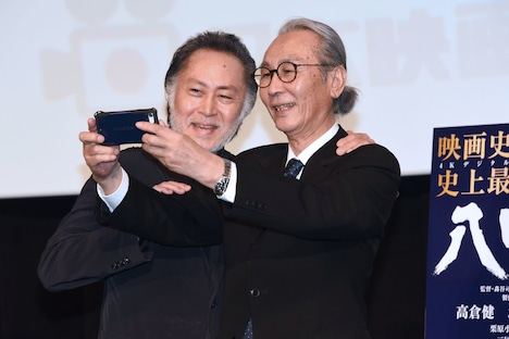 Instagramに載せる写真を撮影する木村大作（右）と北大路欣也（左）。