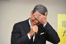 「なんでこんなに汗かいてんだろ（笑）」と額を拭う舘ひろし。