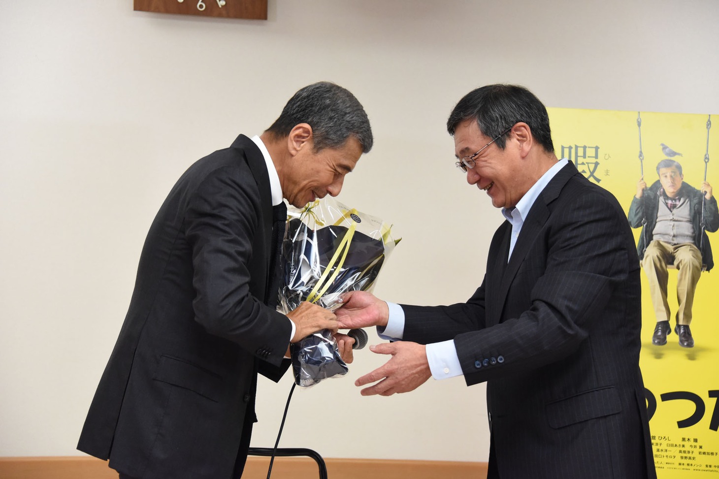 東映の社長・多田憲之氏（右）から花束を受け取った舘ひろし（左）。