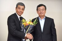 左から舘ひろし、東映の社長・多田憲之氏。