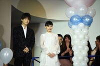 左から岩田剛典、杉咲花。