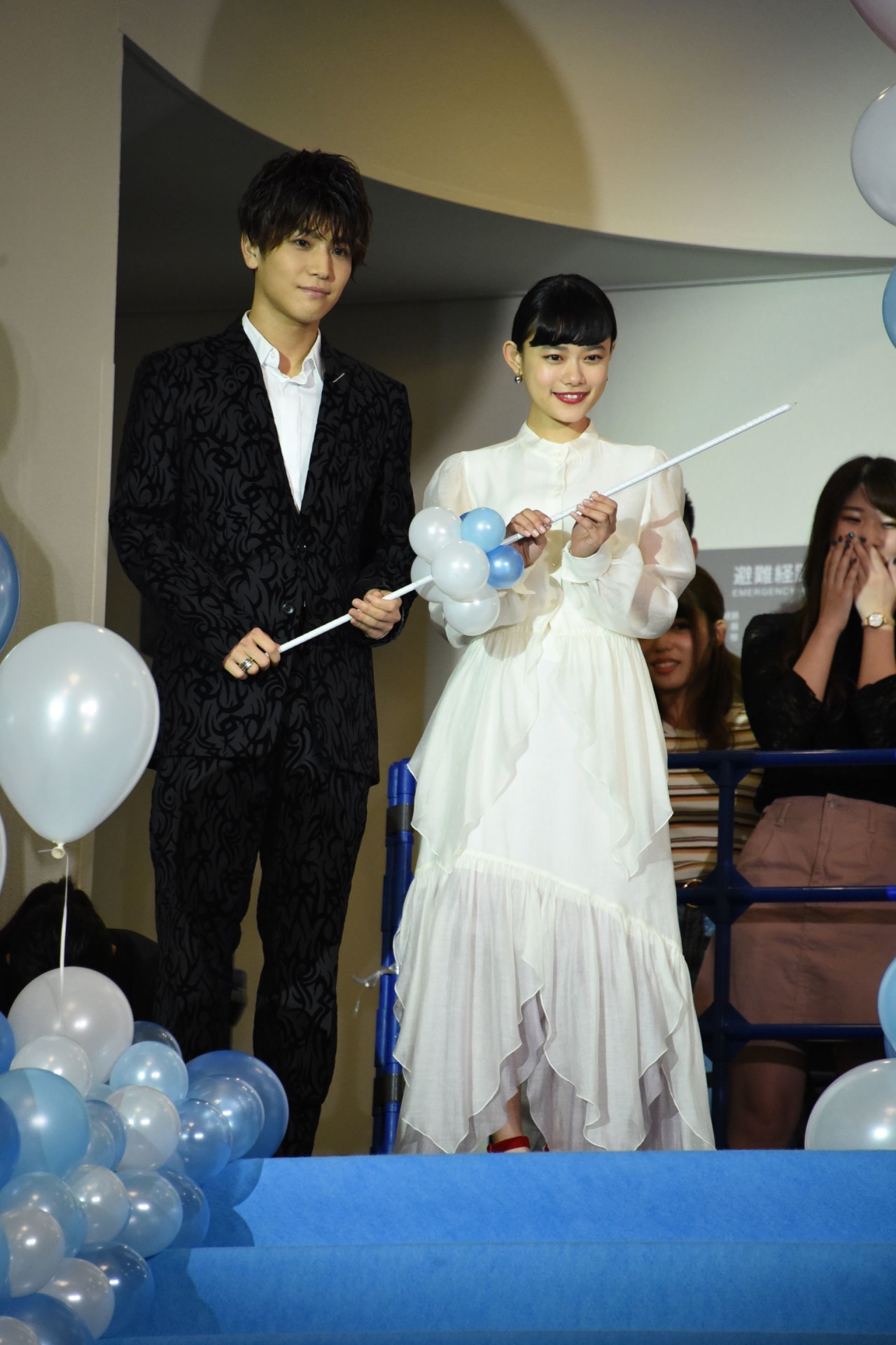 バルーンシャワーを行う岩田剛典（左）と杉咲花（右）。