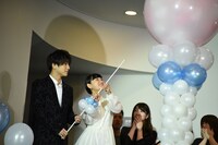 バルーンシャワーを行う岩田剛典（左）と杉咲花（右）。
