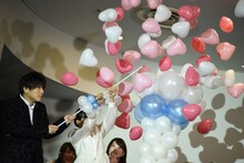 バルーンシャワーを行う岩田剛典（左）と杉咲花（右）。