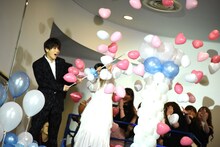 バルーンシャワーを行う岩田剛典（左）と杉咲花（右）。