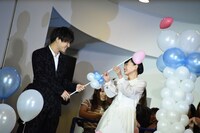 バルーンシャワーを行う岩田剛典（左）と杉咲花（右）。